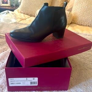 Almost new Munro all leather booties in size 8.